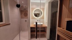 Badkamer met douche en sauna renovatie verbouwing onderhoud