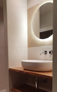 Wastafel nieuwe badkamer maatwerk houten blad