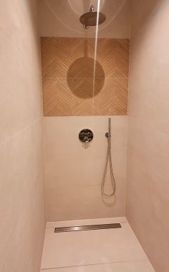 Maatwerk douche in badkamer